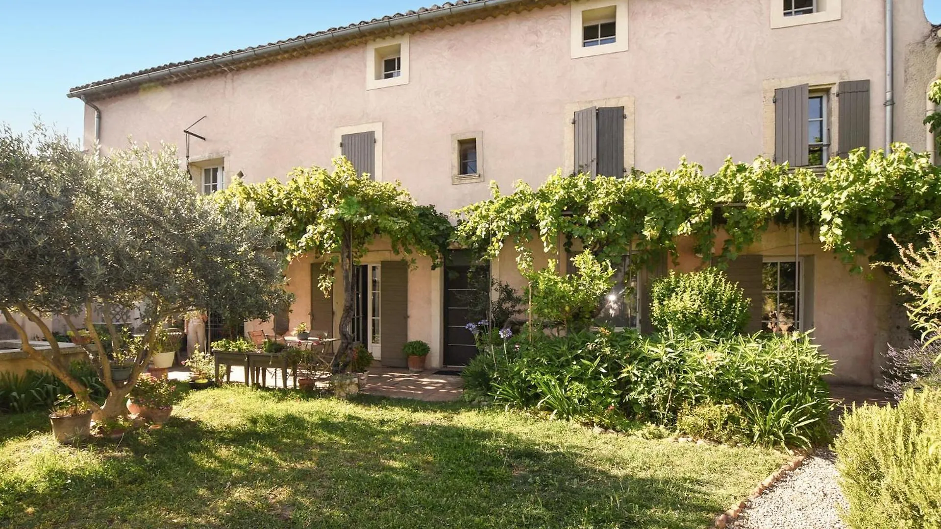 Awesome Apartment In Morieres-Les-Avignon location